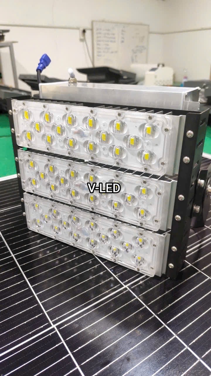 Đèn solar 150W siêu sáng cho sân bóng pickleball