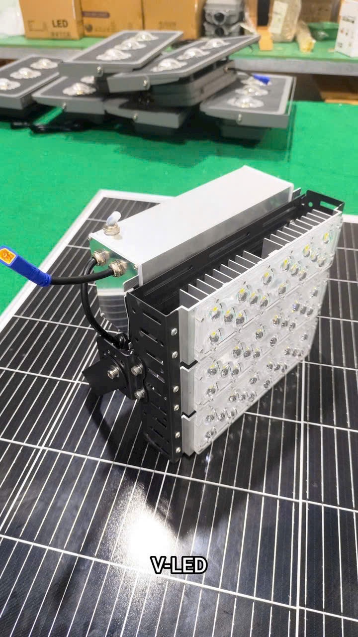 Góc nghiêng đèn pha solar — tản nhiệt và đầu nối