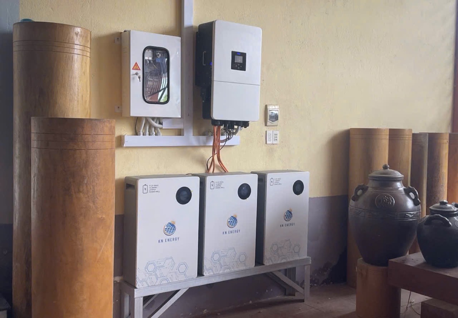Inverter và pin lưu trữ điện mặt trời lắp tại nhà