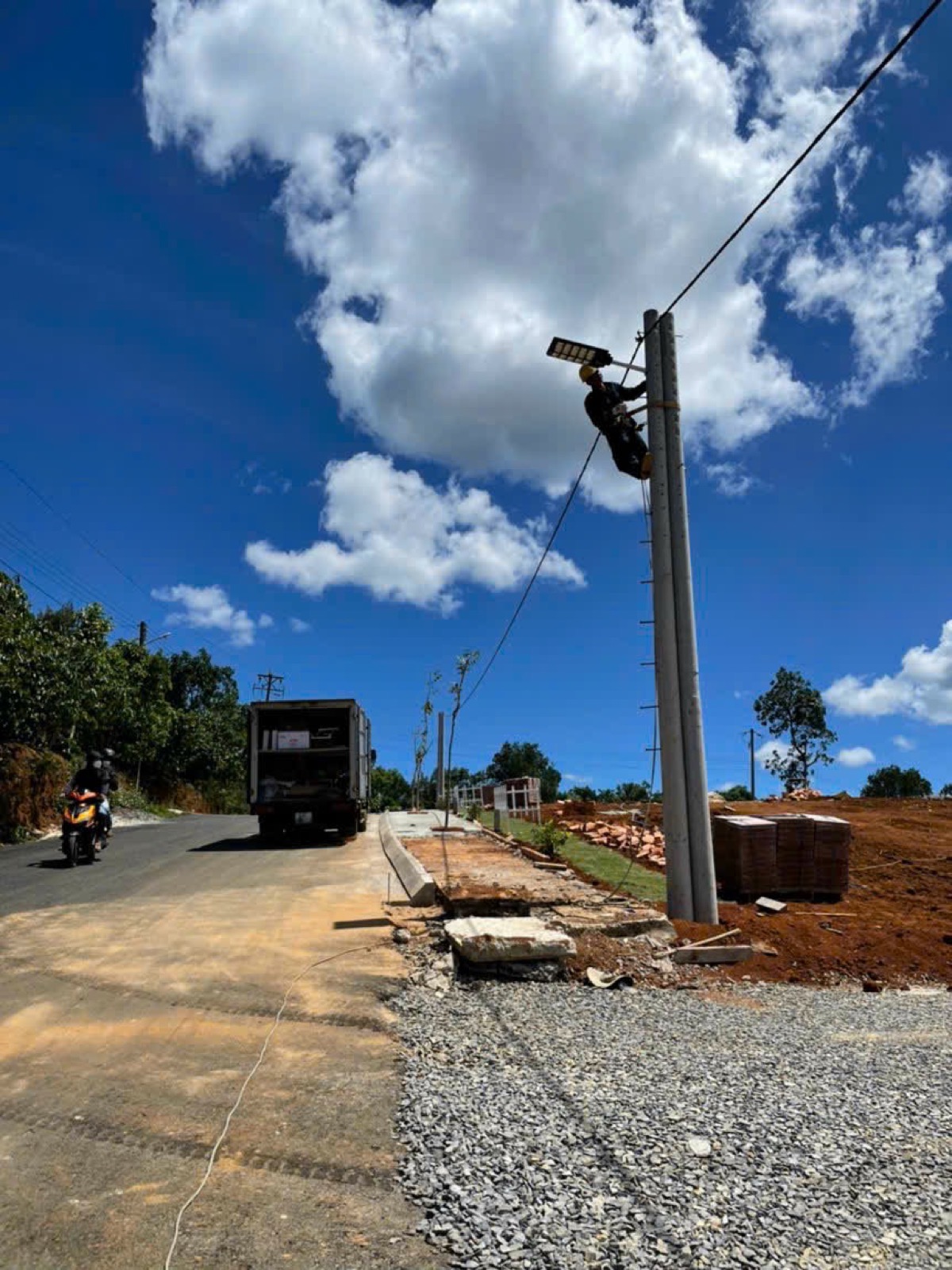 Kỹ thuật viên lắp đèn solar trên cột tại Lâm Đồng