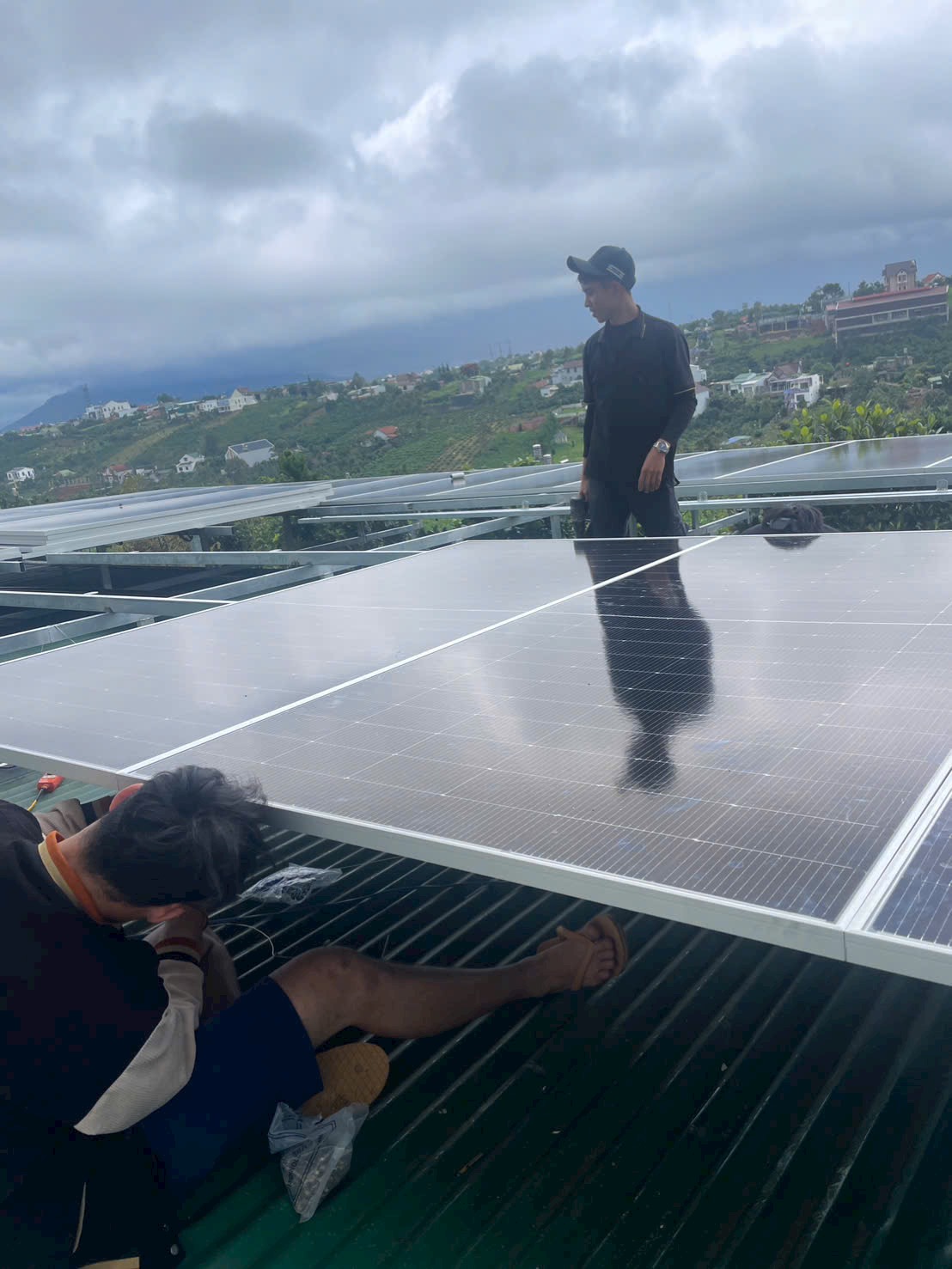Kỹ sư lắp pin năng lượng mặt trời tại Lâm Đồng