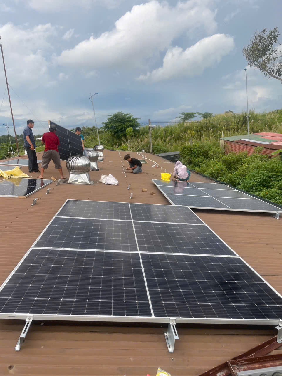 Tư vấn viên đèn và pin năng lượng mặt trời tại Đà Lạt